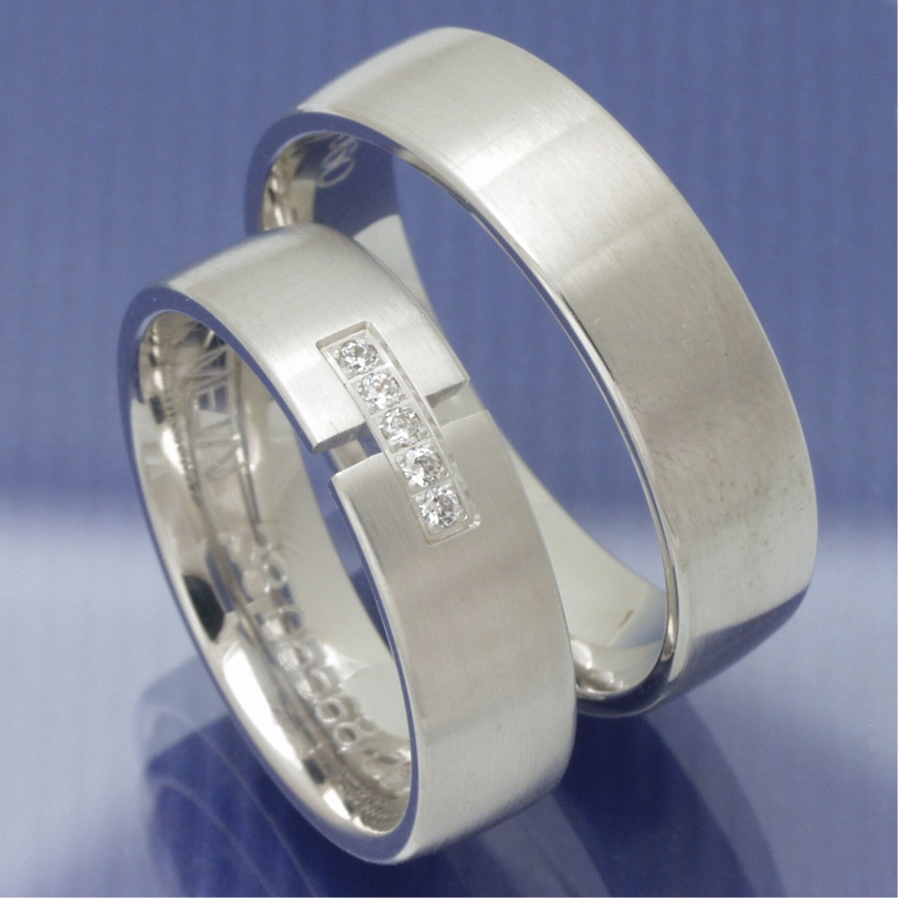 Eheringe Trauringe aus 585 Weissgold mit einem Brillantsteg P6159125