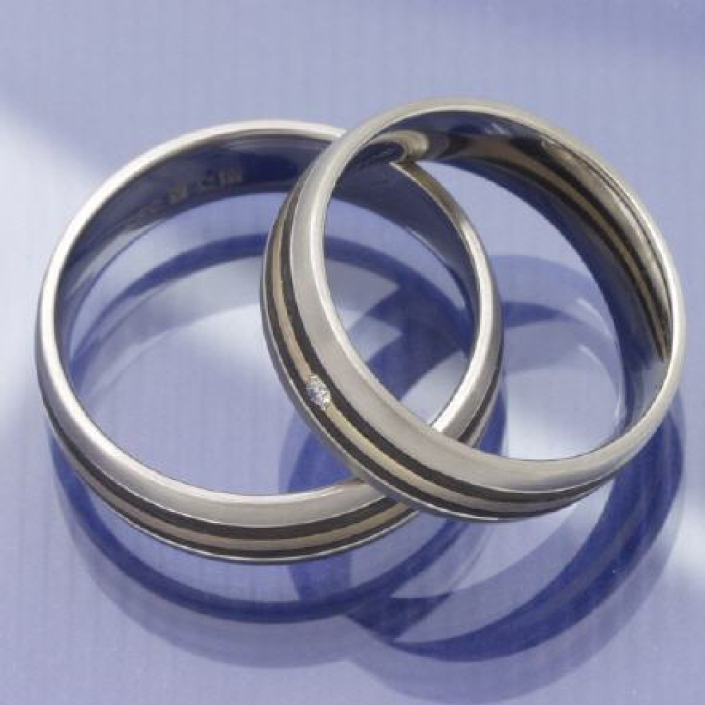 Preview: Trauringe aus Platin, Apricotgold und Carbon mit Brillant | Kombination aus modernem Design und klassischer Schönheit