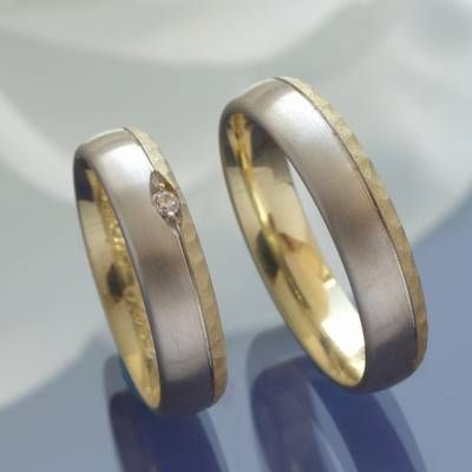 Eheringe Gelbgold und Weissgold mit Knitteroptik 051519