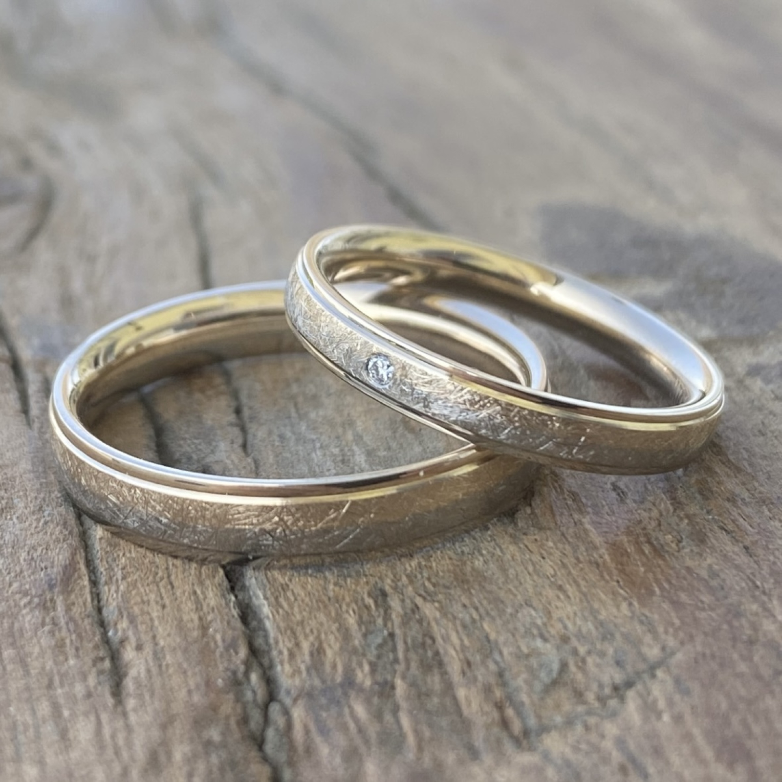 Eismatte Trauringe Mittelgold und Weissgold