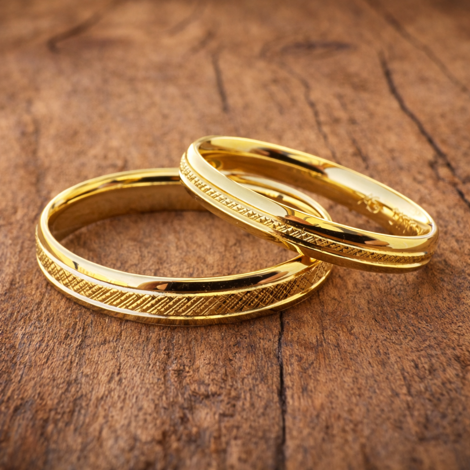 Twinkles Trauringe aus 375 Gelbgold – moderne Leichtigkeit mit funkelnden Details