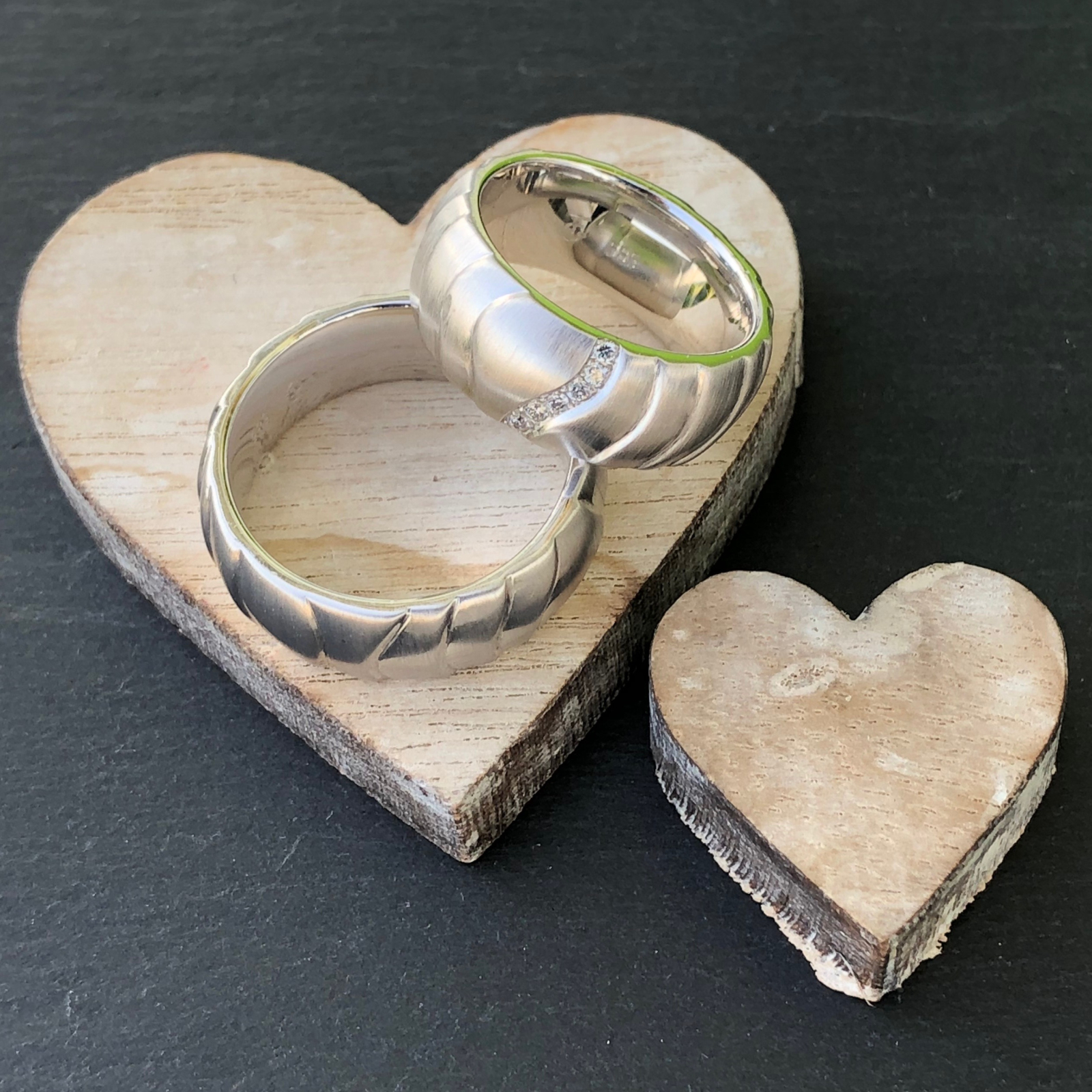Trauringe auf Holzherzen