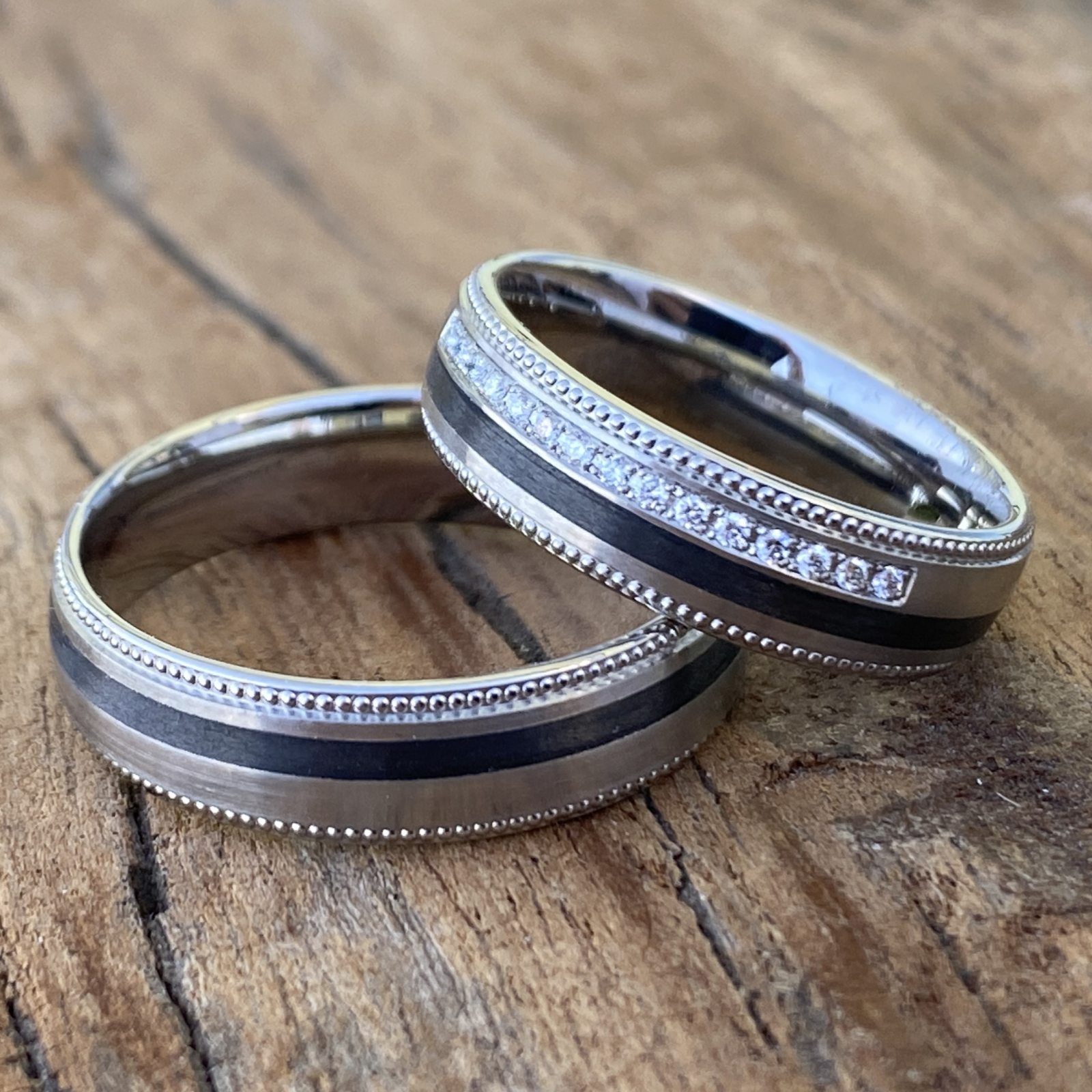 eheringe-shop - Harmonie in 600 Platin und Carbon: Eheringe mit ...