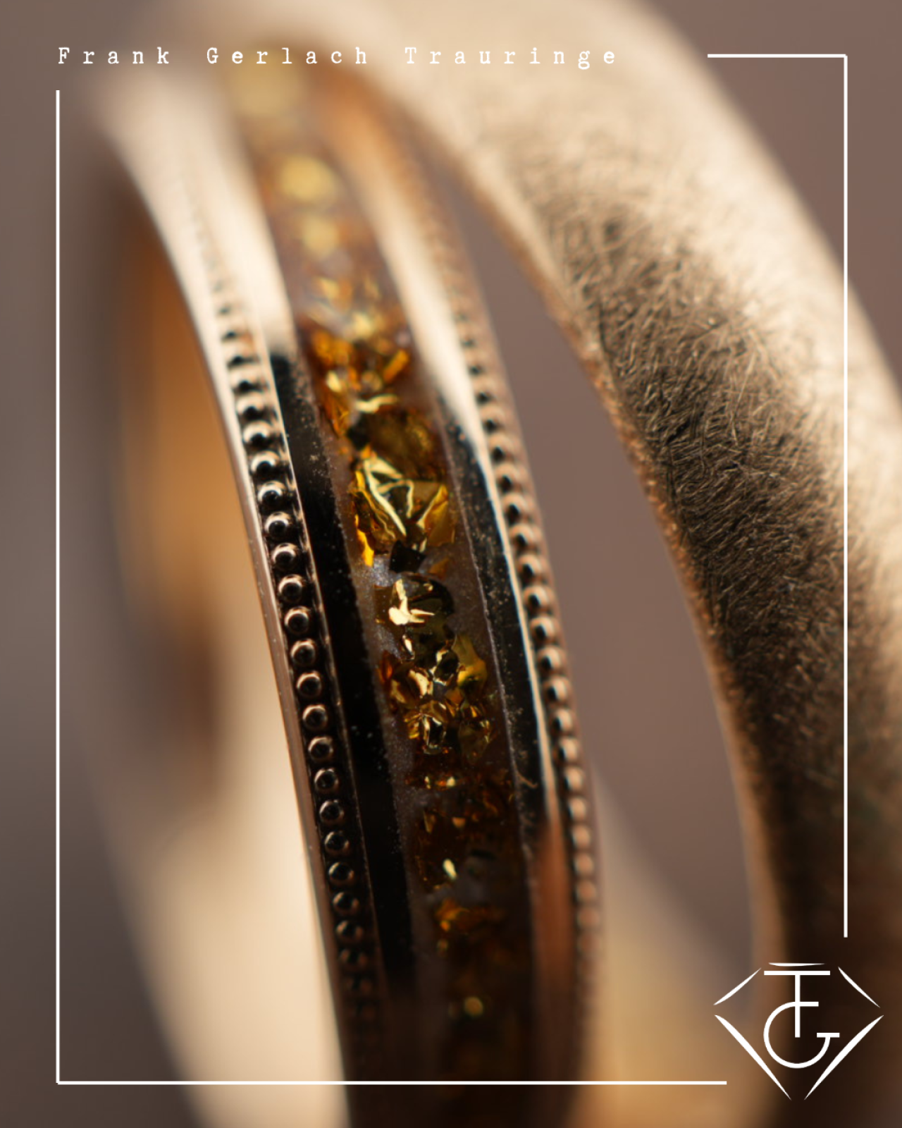 Trauringe aus 585 Apricotgold mit Gold-Flakes-Streifen