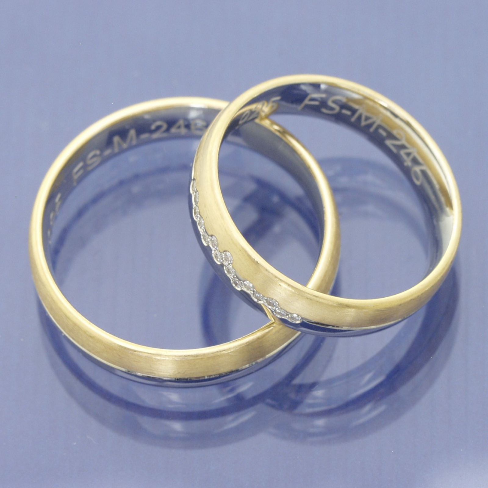 Trauringe aus 600 Platin und 585 Apricotgold mit Brillantstreifen