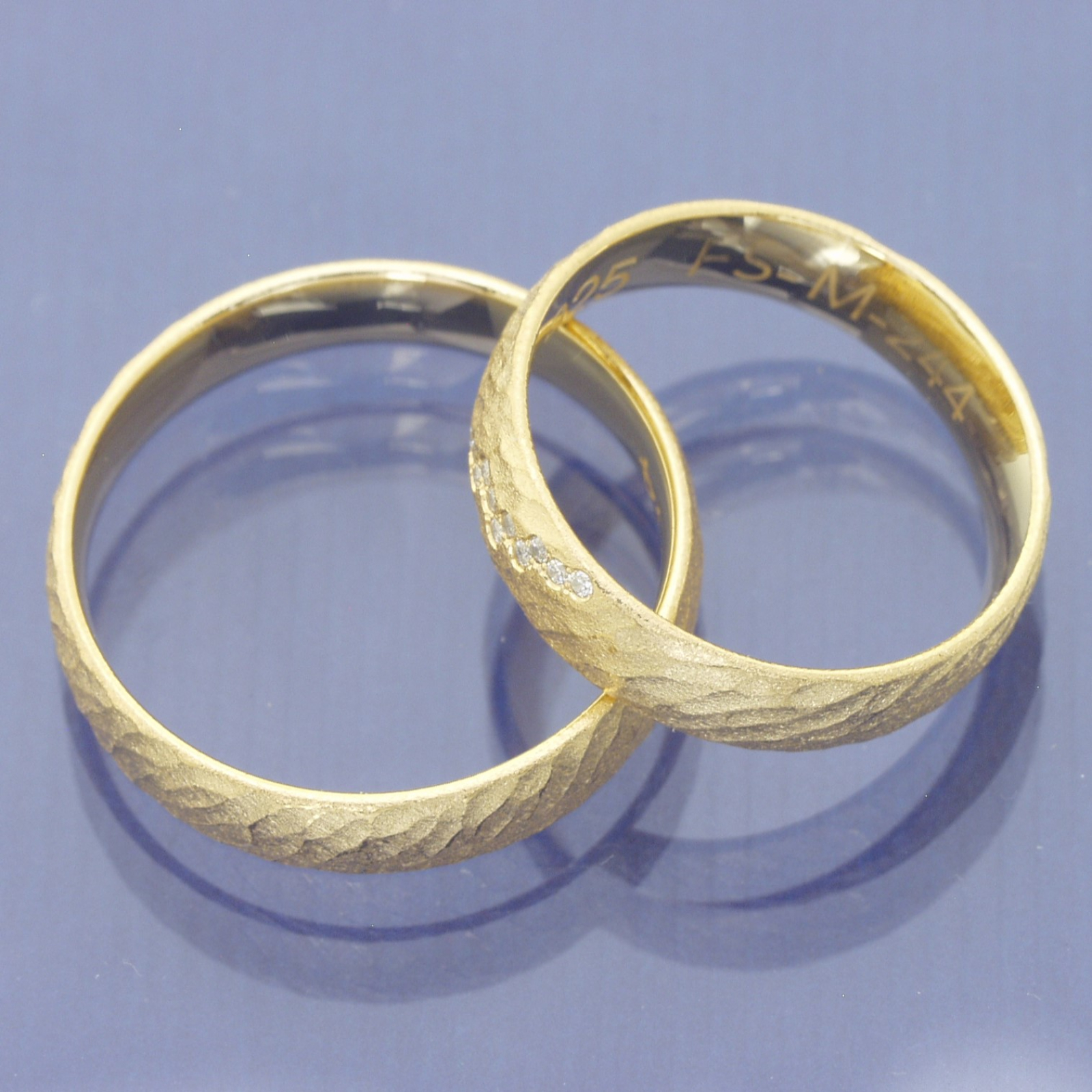 Trauringe „Goldschein“ aus 585 Apricotgold mit schräger Rinden-Oberfläche und Brillantbesatz