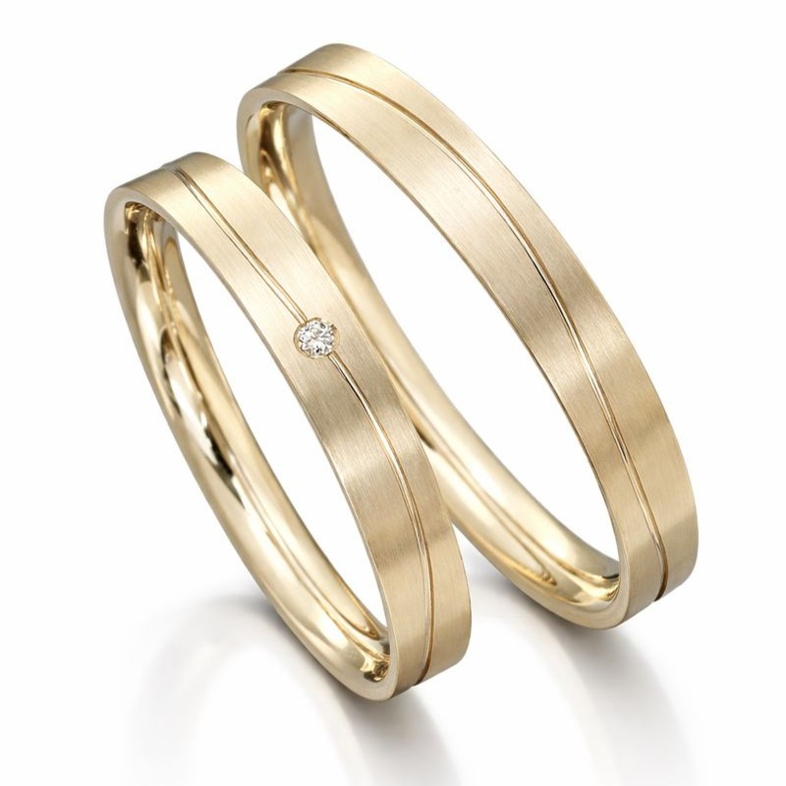 Trauringe aus 585 Caramelgold mit längsmatter Oberfläche, Glanzwelle und Brillant