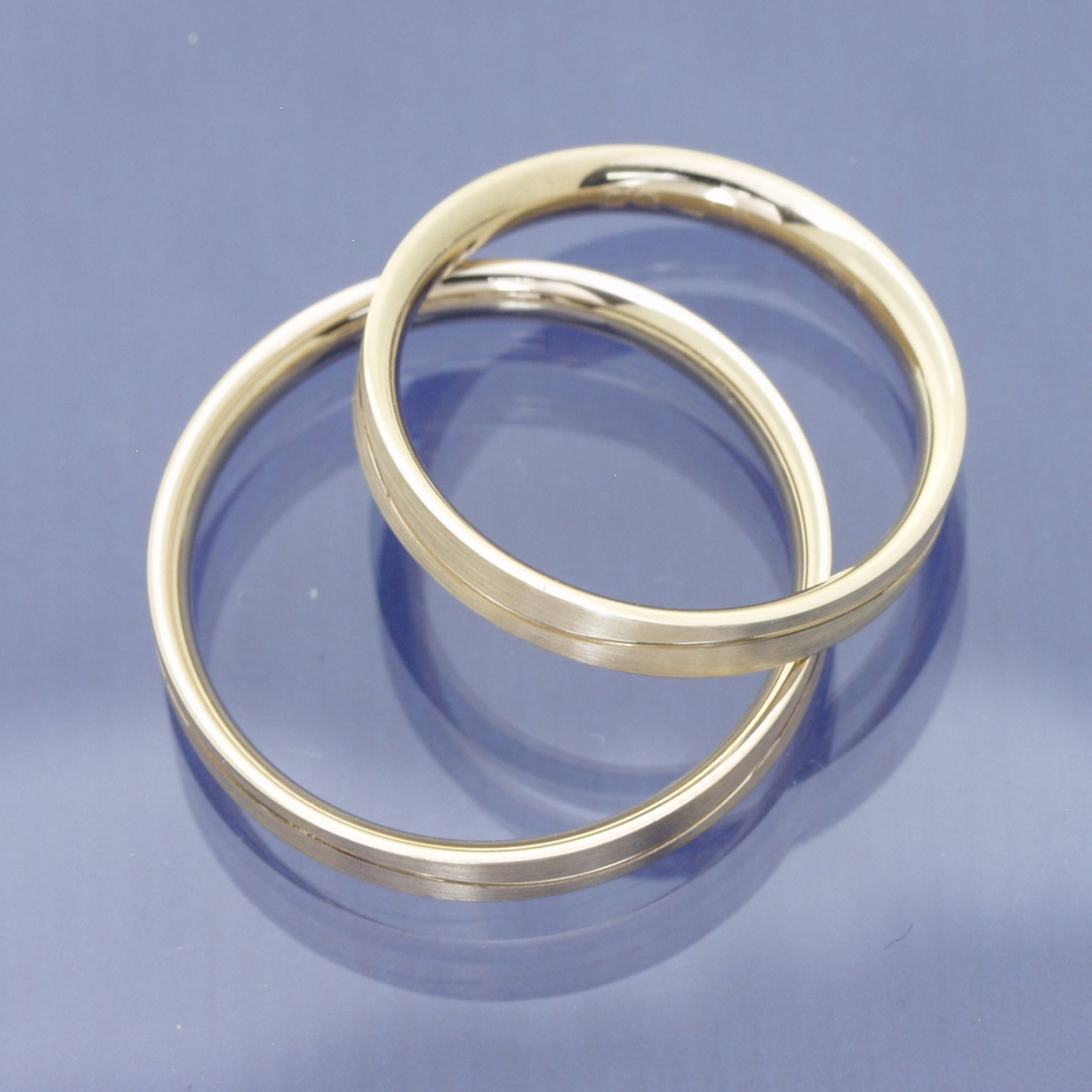 Trauringe aus 585 Caramelgold mit längsmatter Oberfläche, Glanzwelle und Brillant