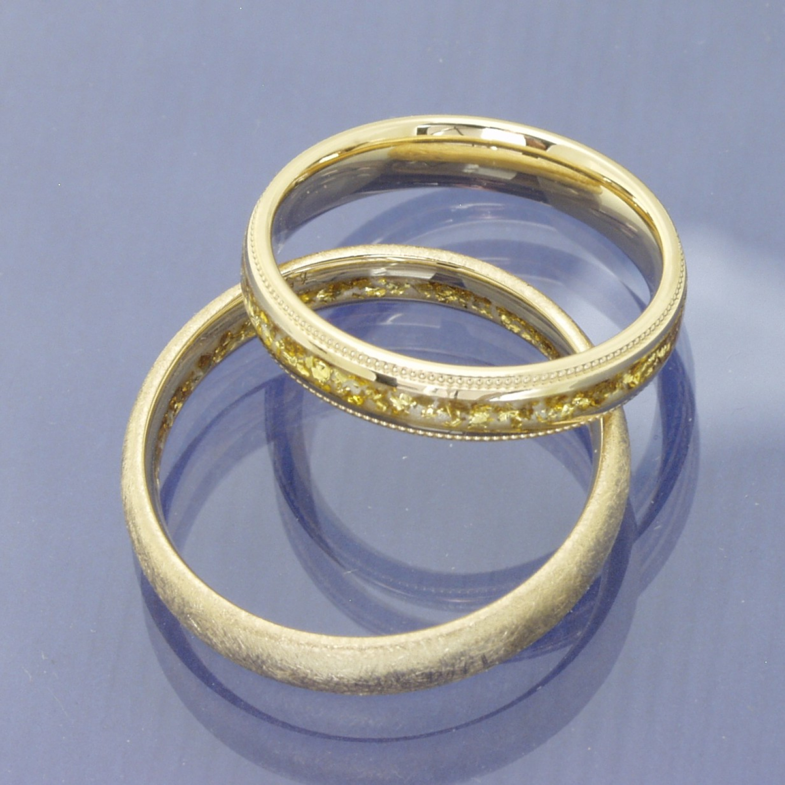 Trauringe aus 585 Apricotgold mit Gold-Flakes-Streifen