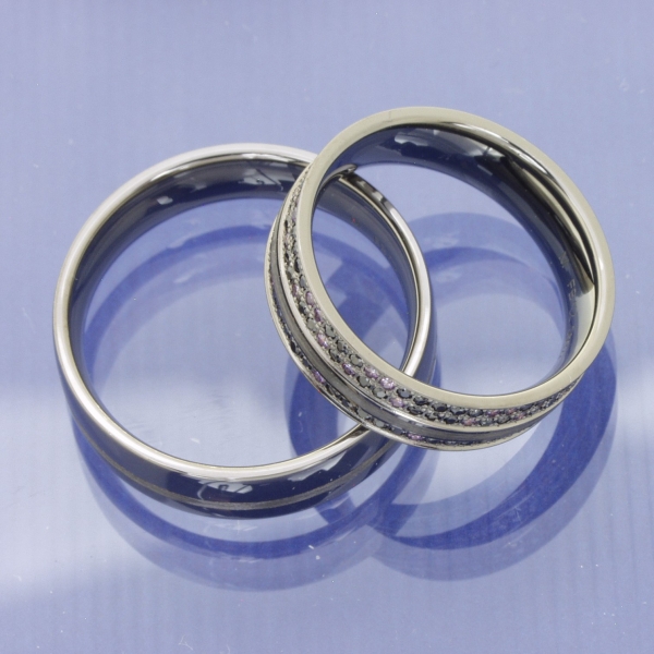 Eheringe aus 585 Graugold & Carbon mit farbigen Brillanten | Edle Ringe für moderne Paare