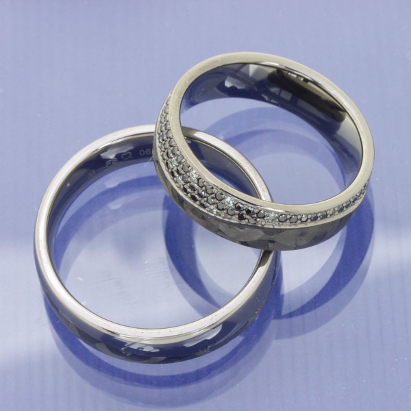 Eheringe aus 585 Graugold & Carbon mit Brillanten | Edle Ringe für stilvolle Paare