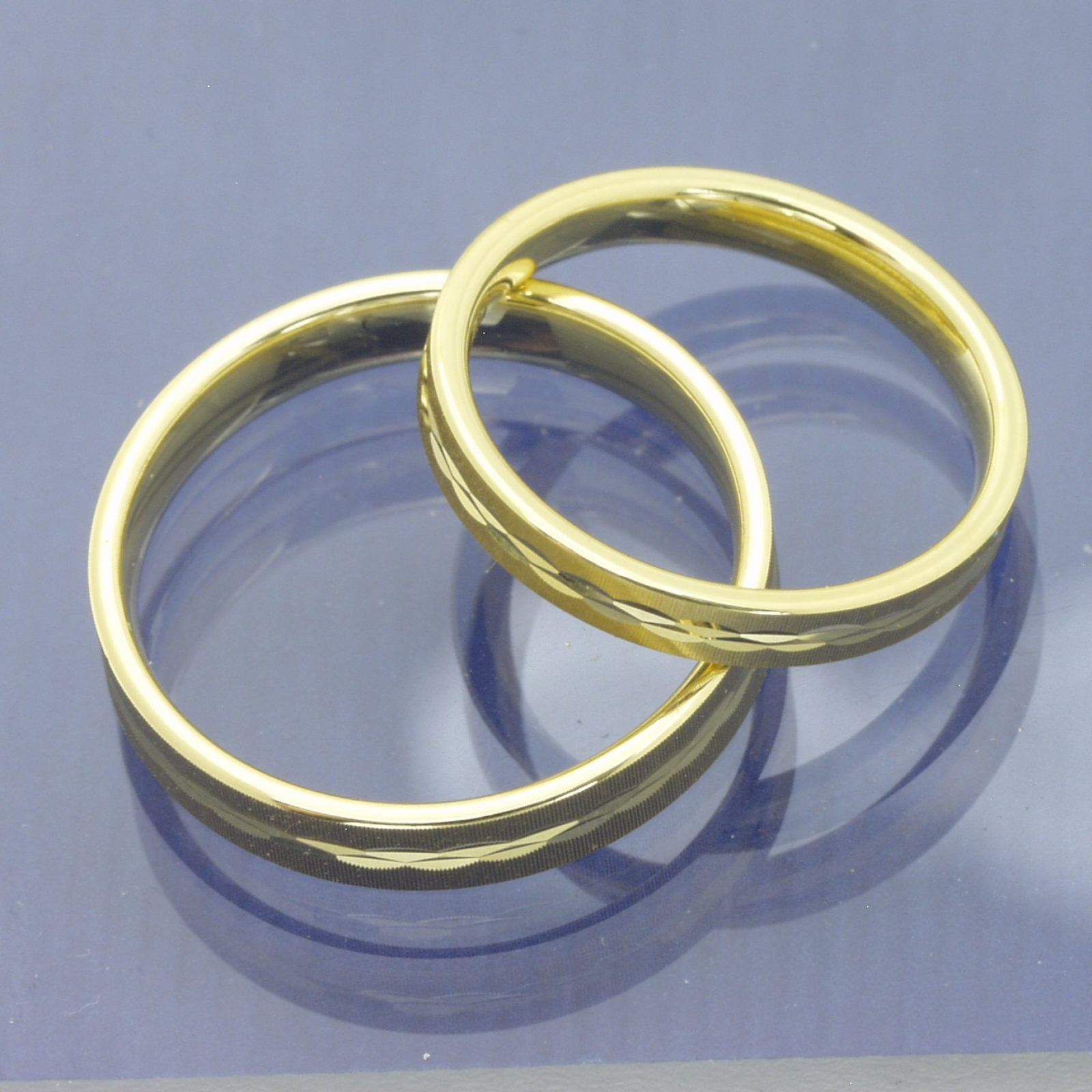 Twinkles Trauringe aus 375 Gelbgold – feine Struktur mit funkelnder Mittellinie