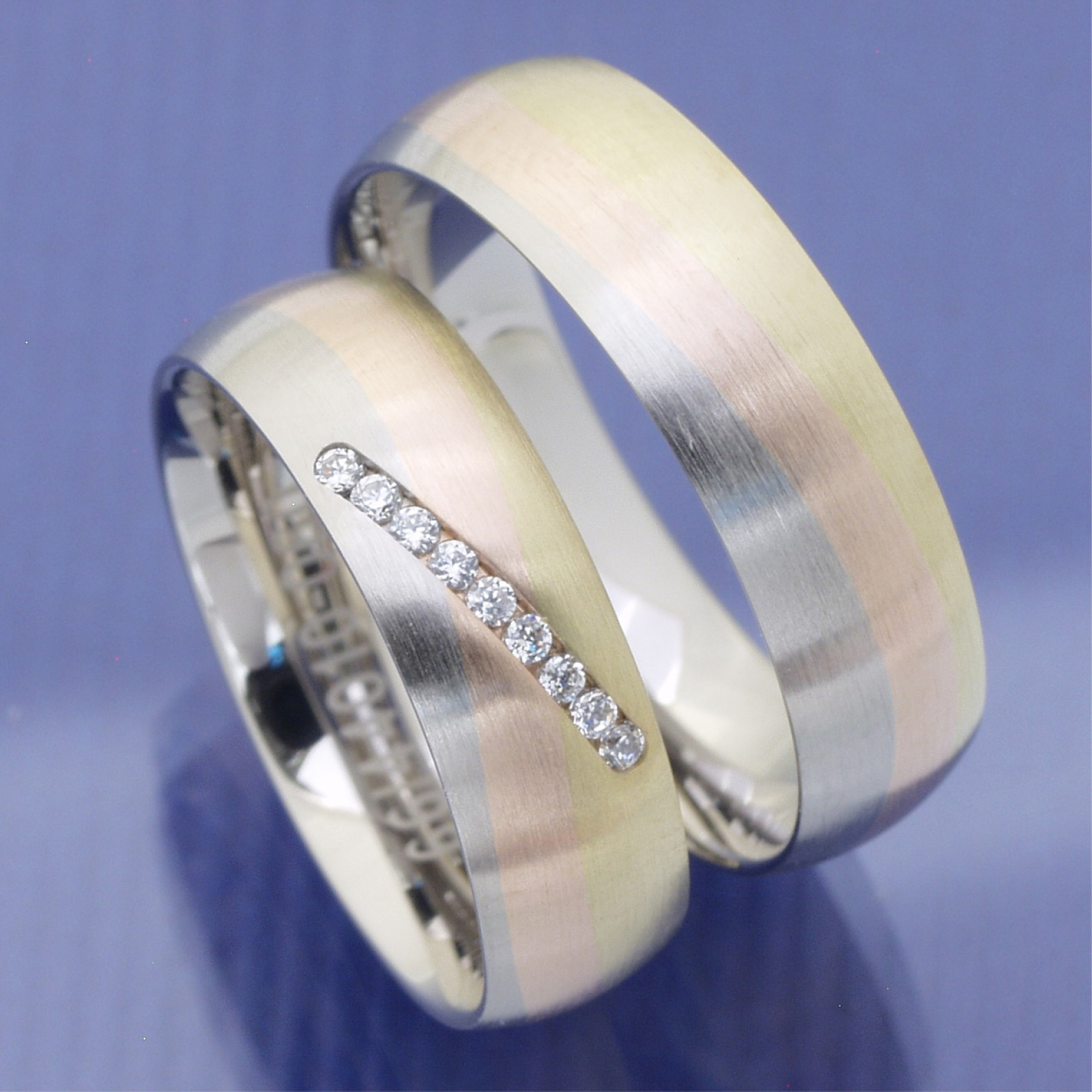 Tricolor Eheringe aus Weiß-, Gelb- und Roségold mit Diamanten – Modell Sunrise