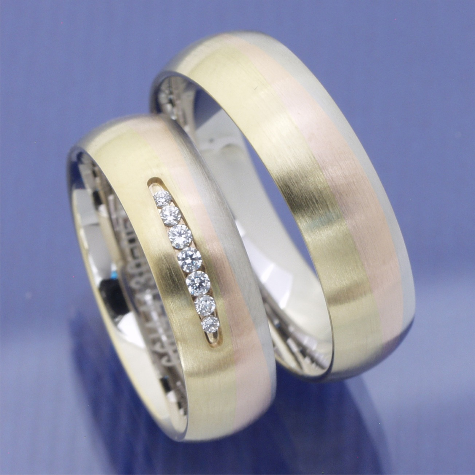 Tricolor Eheringe aus Rosé-, Gelb- und Weißgold mit Diamanten – Modell Sunrise