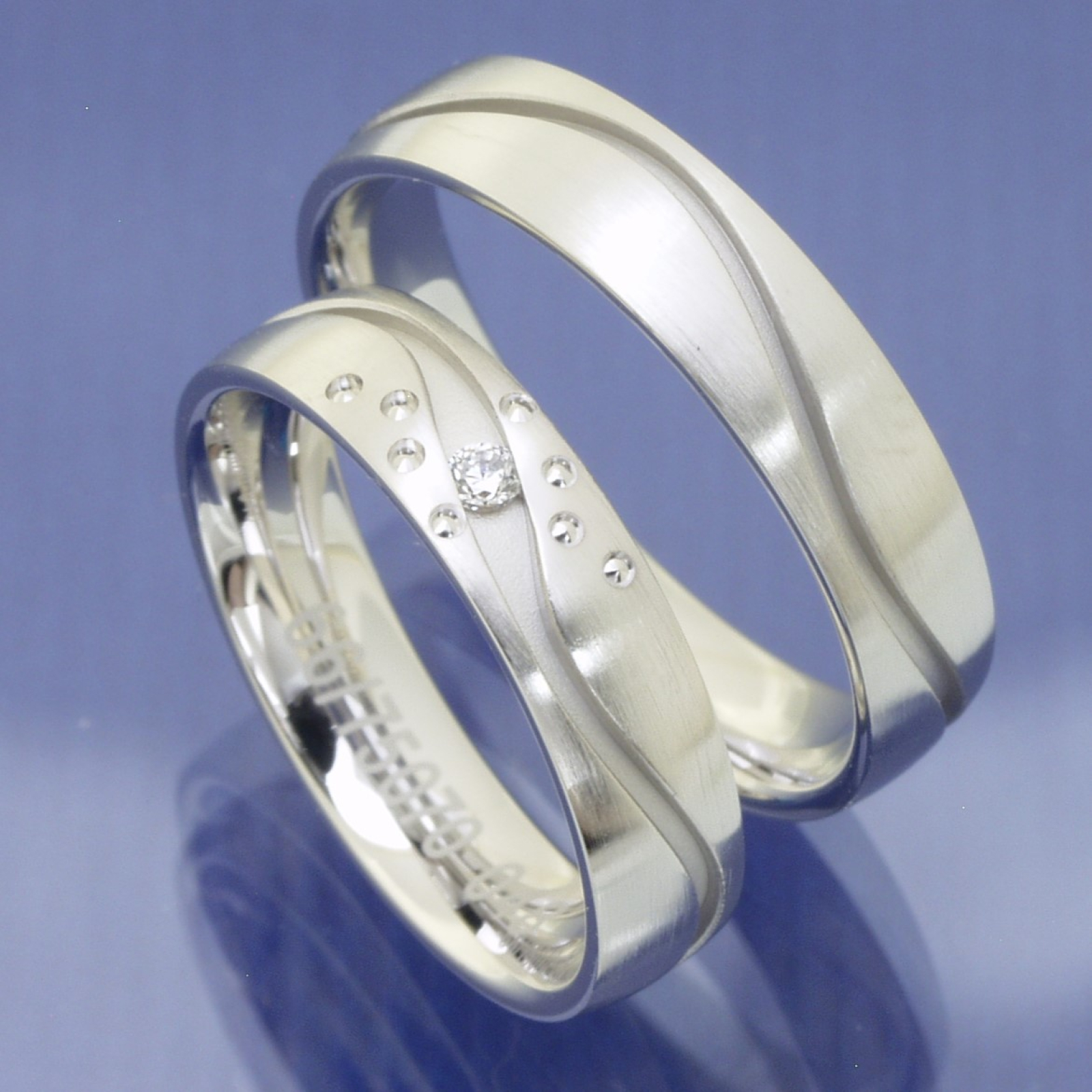 Eleganz im Doppelpack: Weißgold-Trauringe mit Brillantbesatz 0,040 ct W/SI