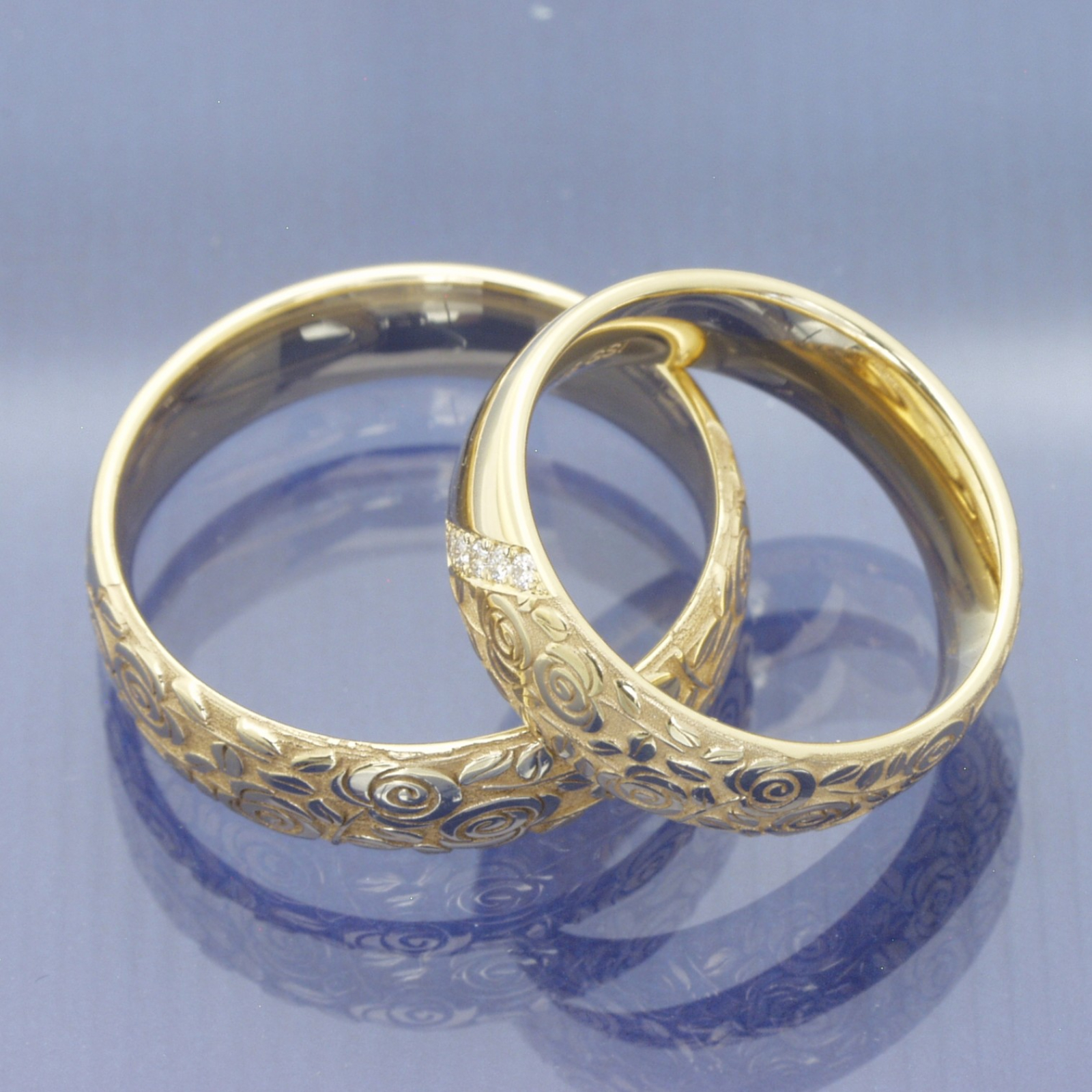 Besondere Trauringe aus 375 Apricotgold – mit Rosenmuster & Brillanten