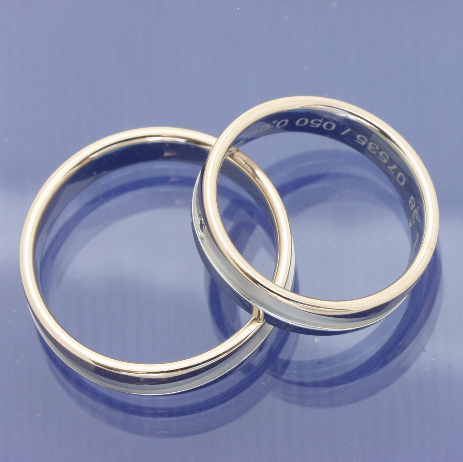 Harmonie in Gold – Trauringe mit umlaufendem Mattstreifen