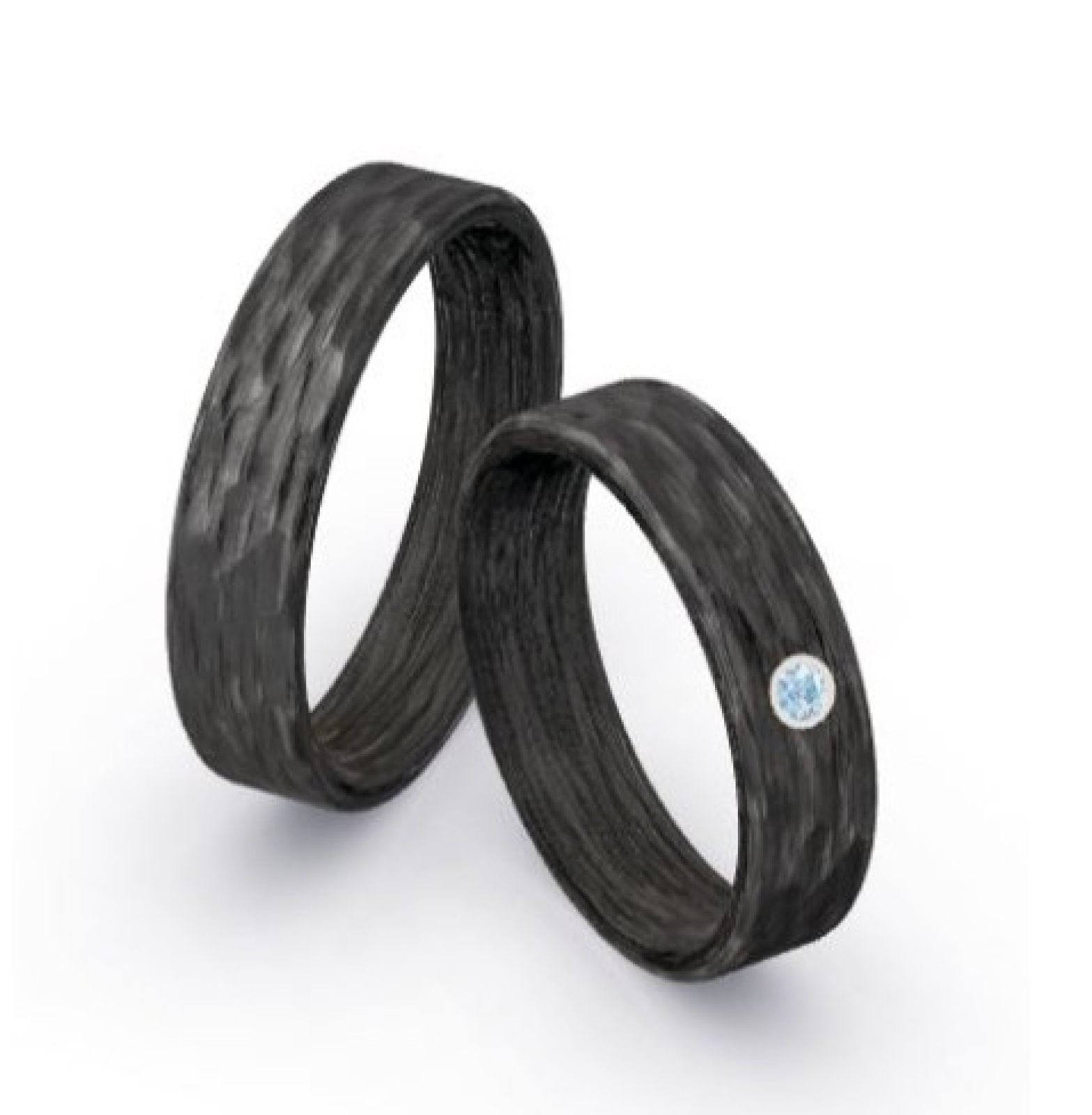 Trauringe aus Carbon mit Rinde-Oberfläche und blauem Diamant