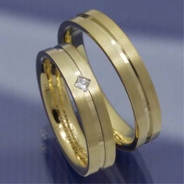 Gelbgold Trauringe Eheringe mit einem Diamant P1051533