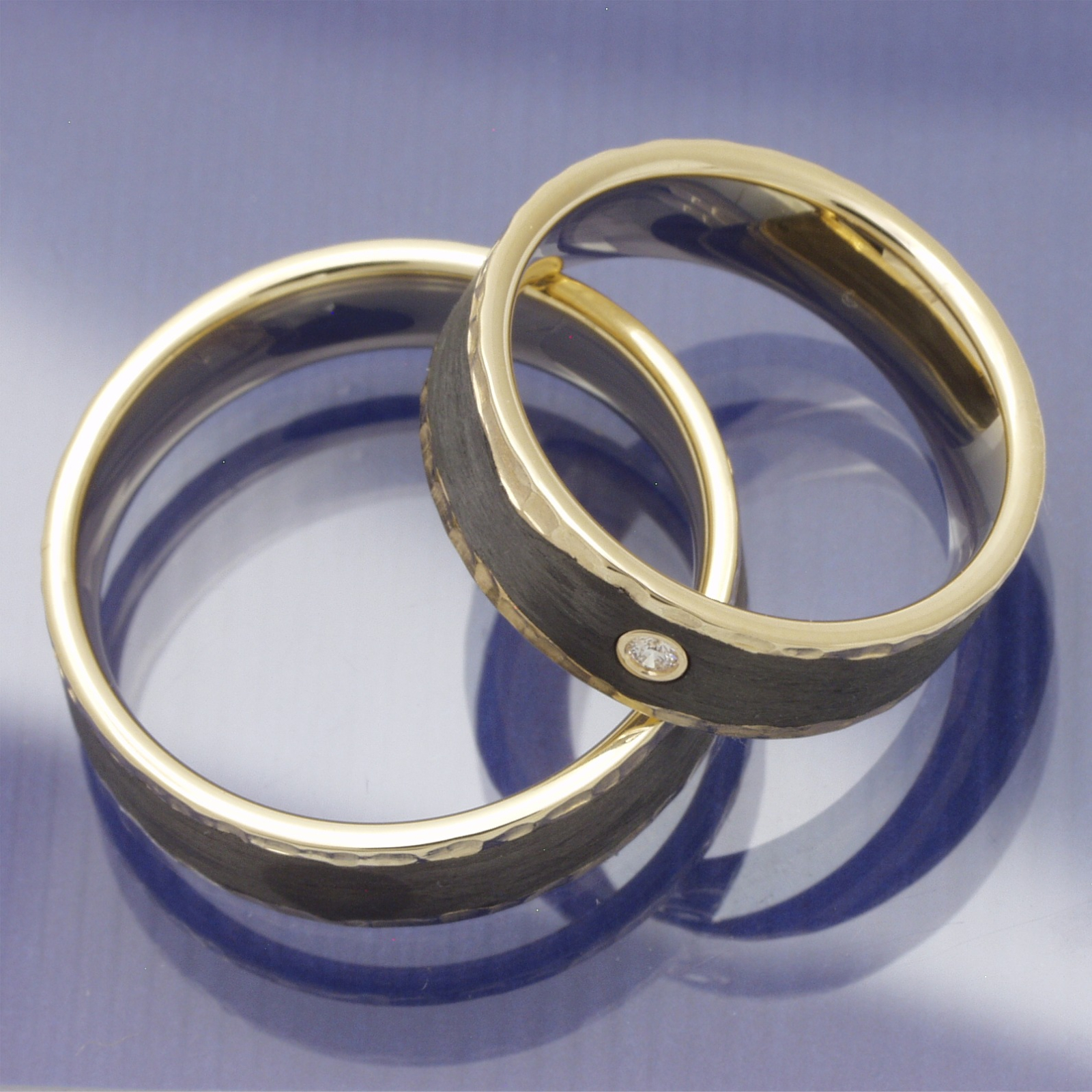 Hammerschlag Trauringe aus Apricotgold und Carbon