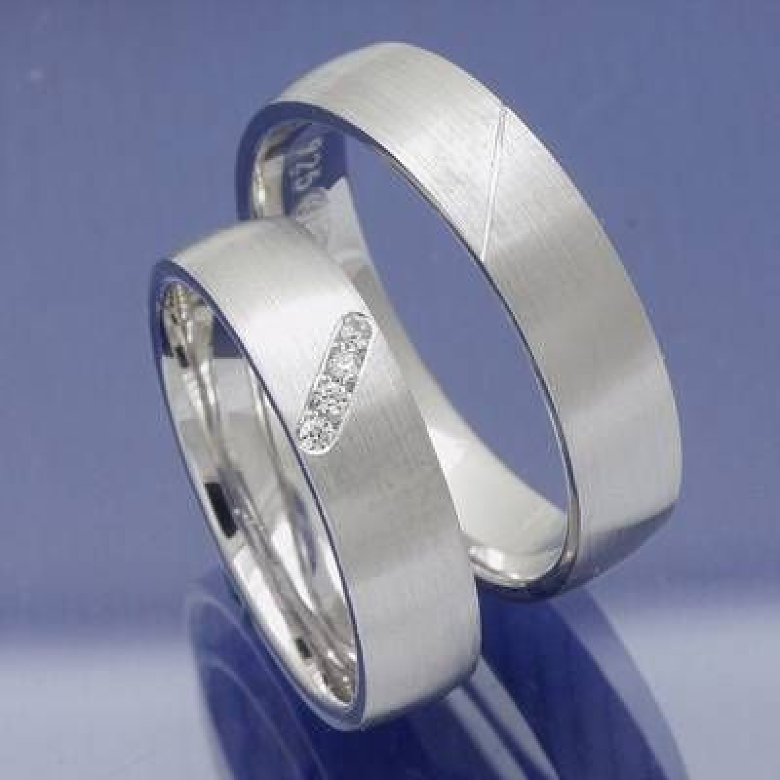 schlichte 585 Weissgold Trauringe mit Brillanten P2188374