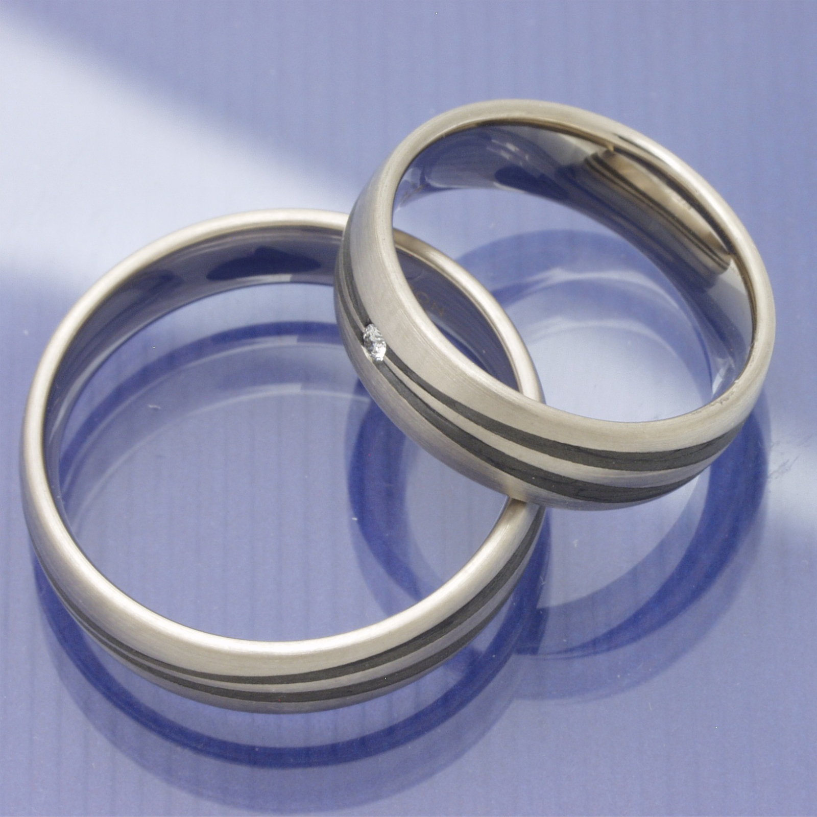 Trauringe aus 585 Graugold und Carbon