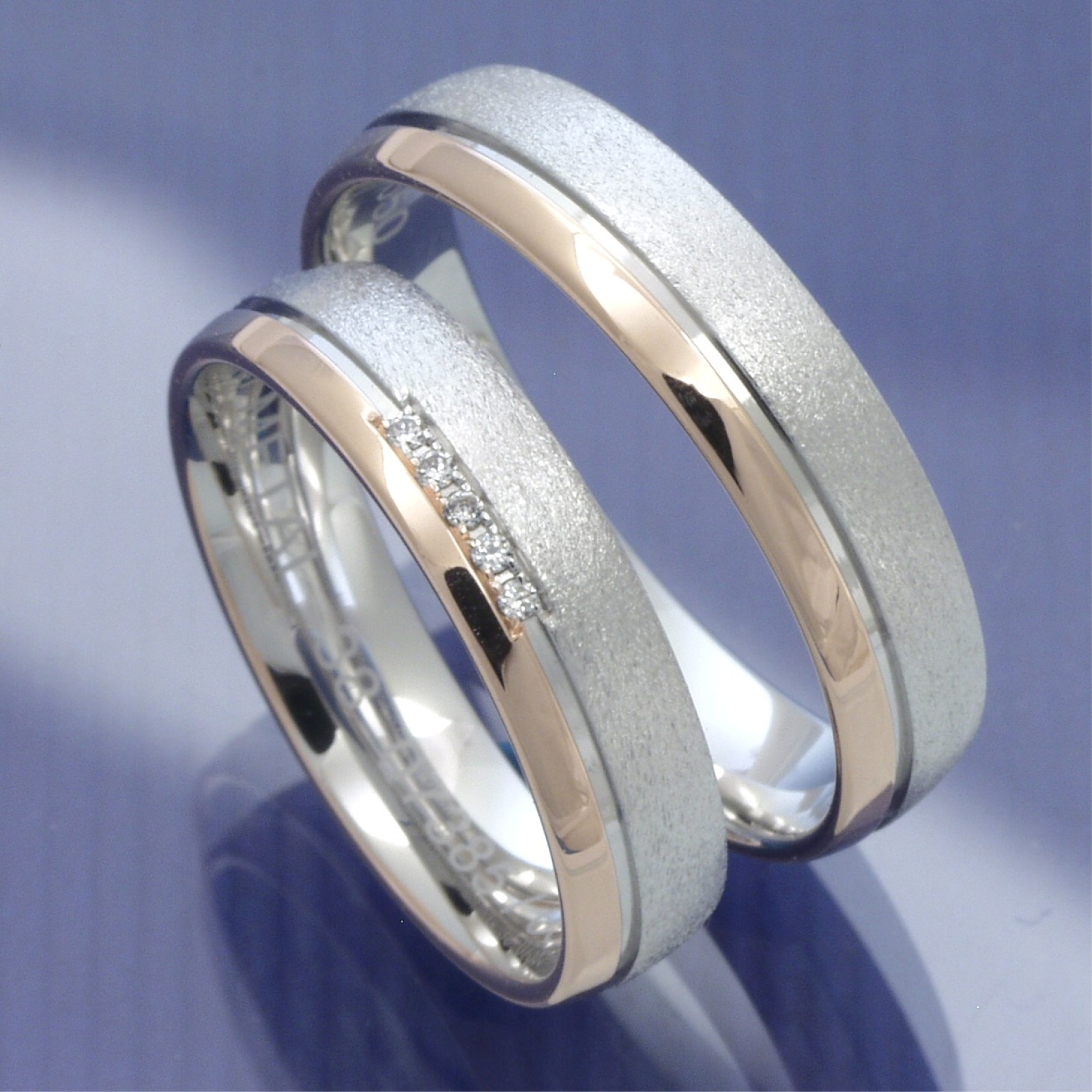 Modern & Ausdrucksstark – Eheringe aus 585 Weiß- und Rotgold