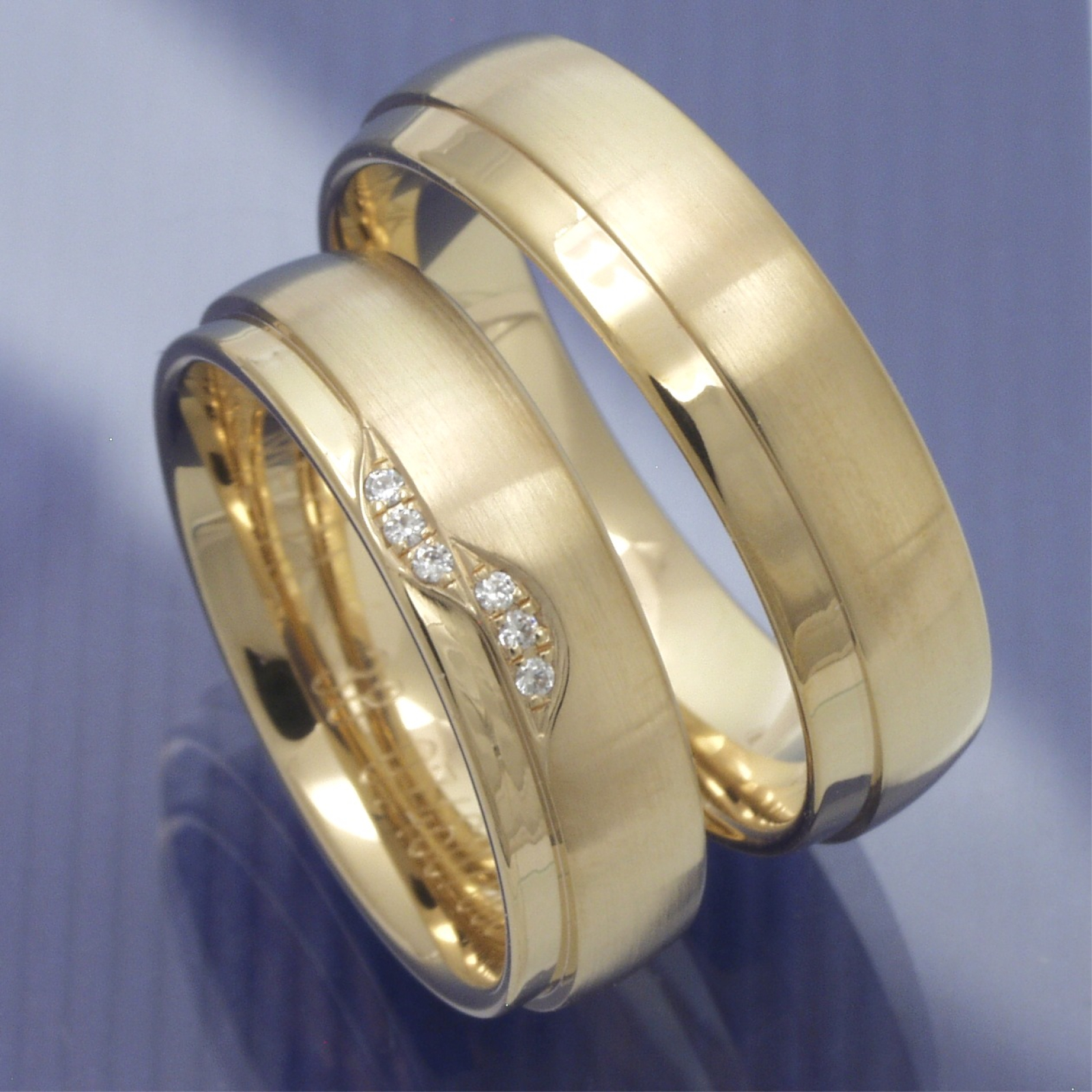 schlichte Trauringe aus 585 Apricotgold P4112854