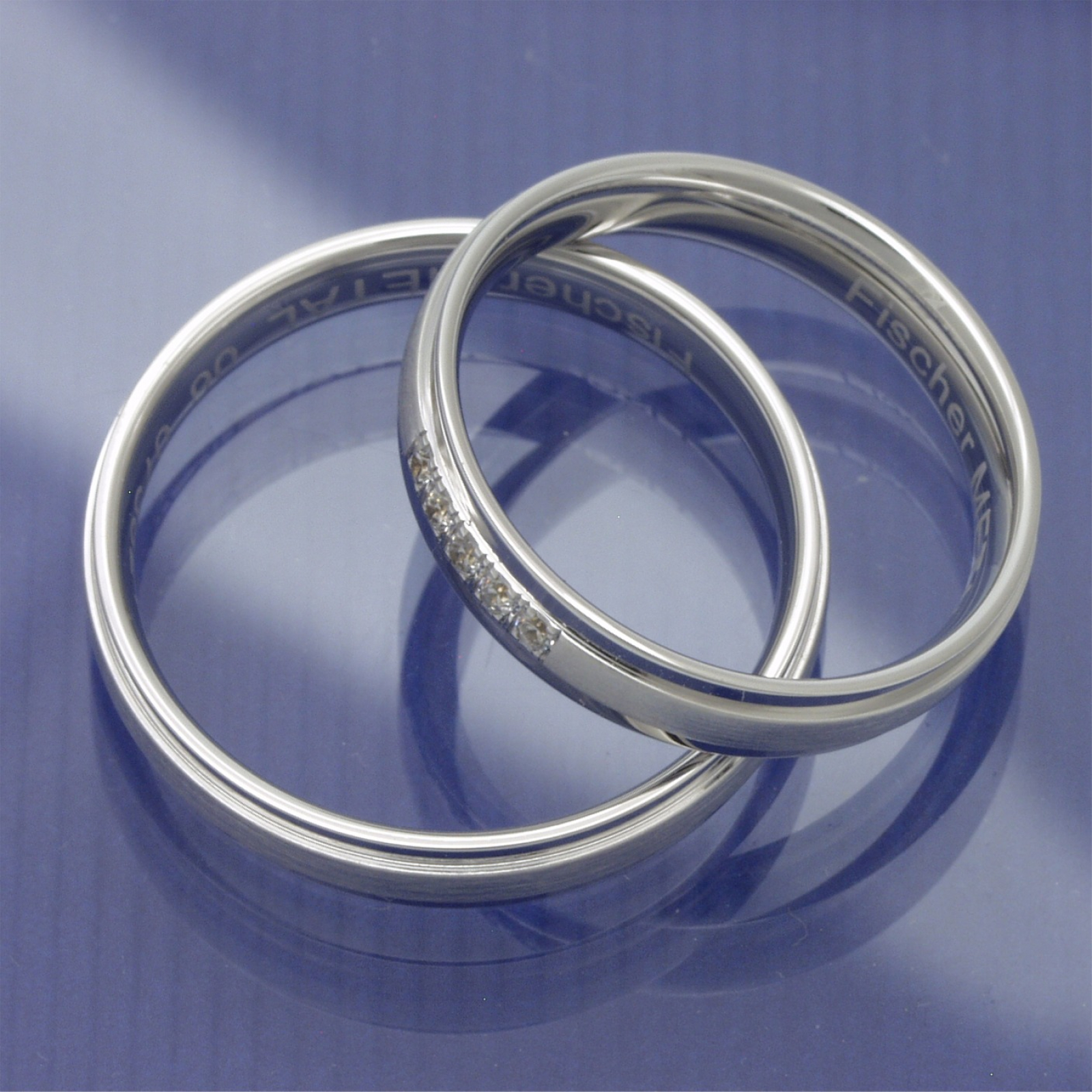 Weissgold Trauringe mit erhabenen mattiertem Streifen P4112871