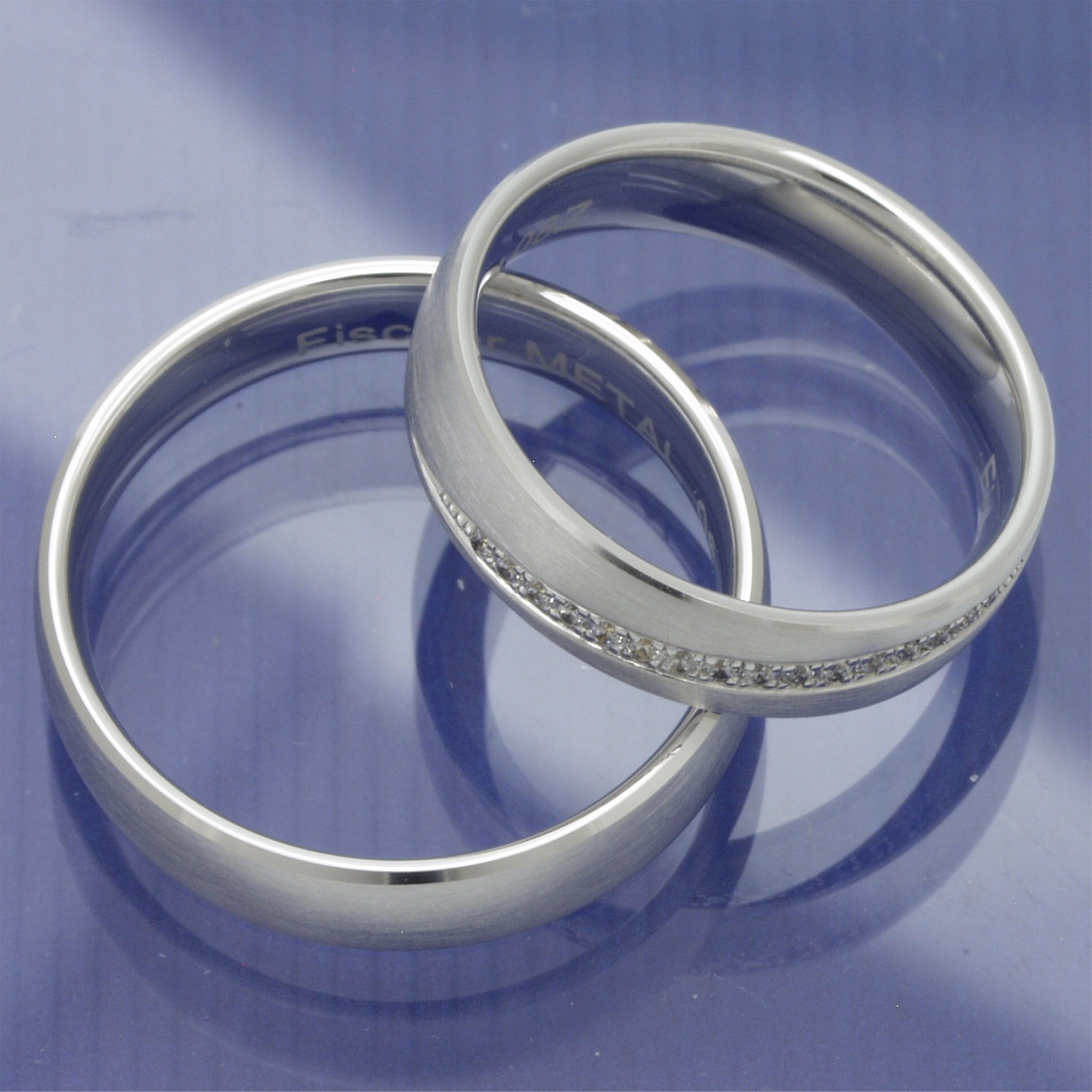 Mattierte Eheringe mit Brillantstreifen P4112876