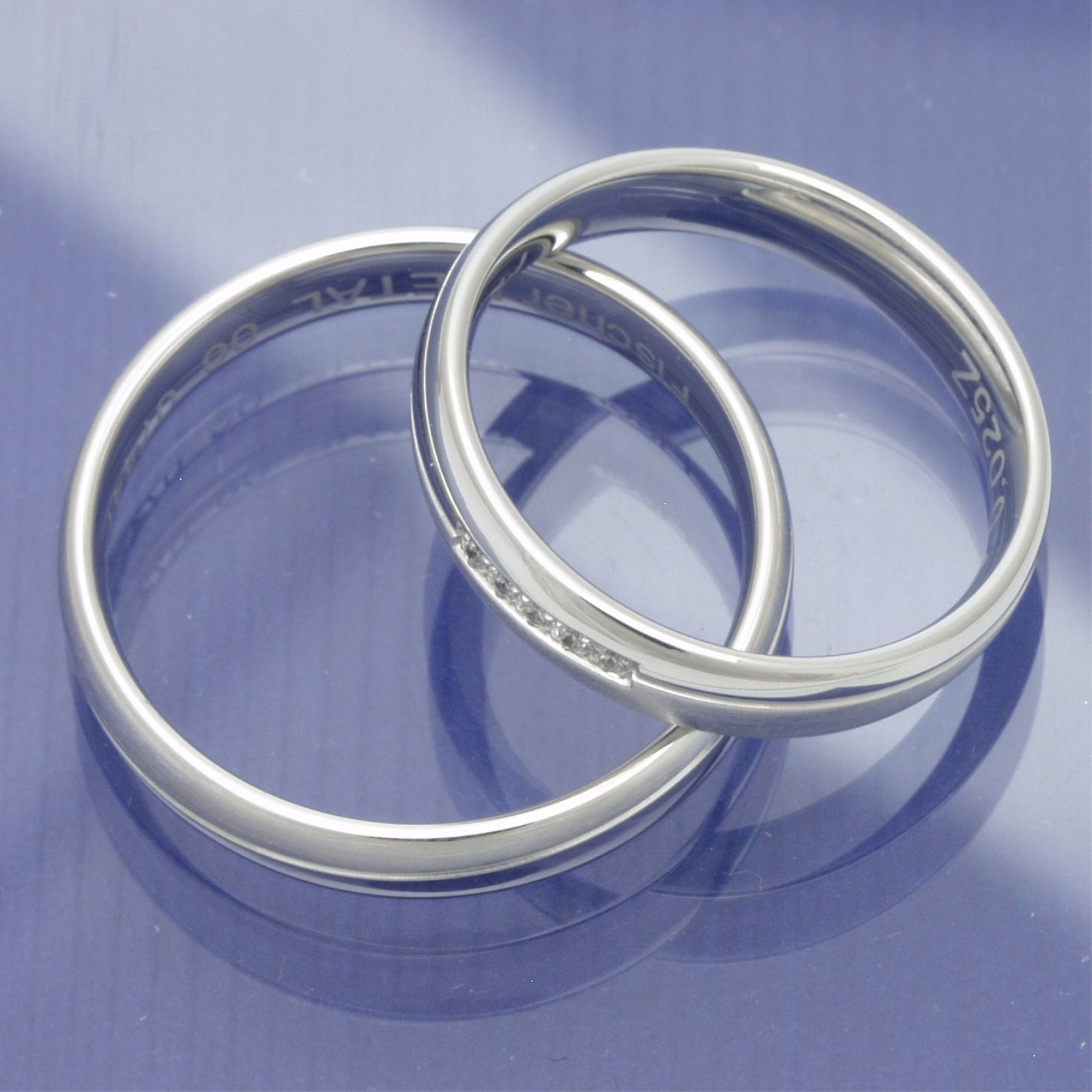 Schmale Weissgold Trauringe mit schräger Glanzrille P4112891