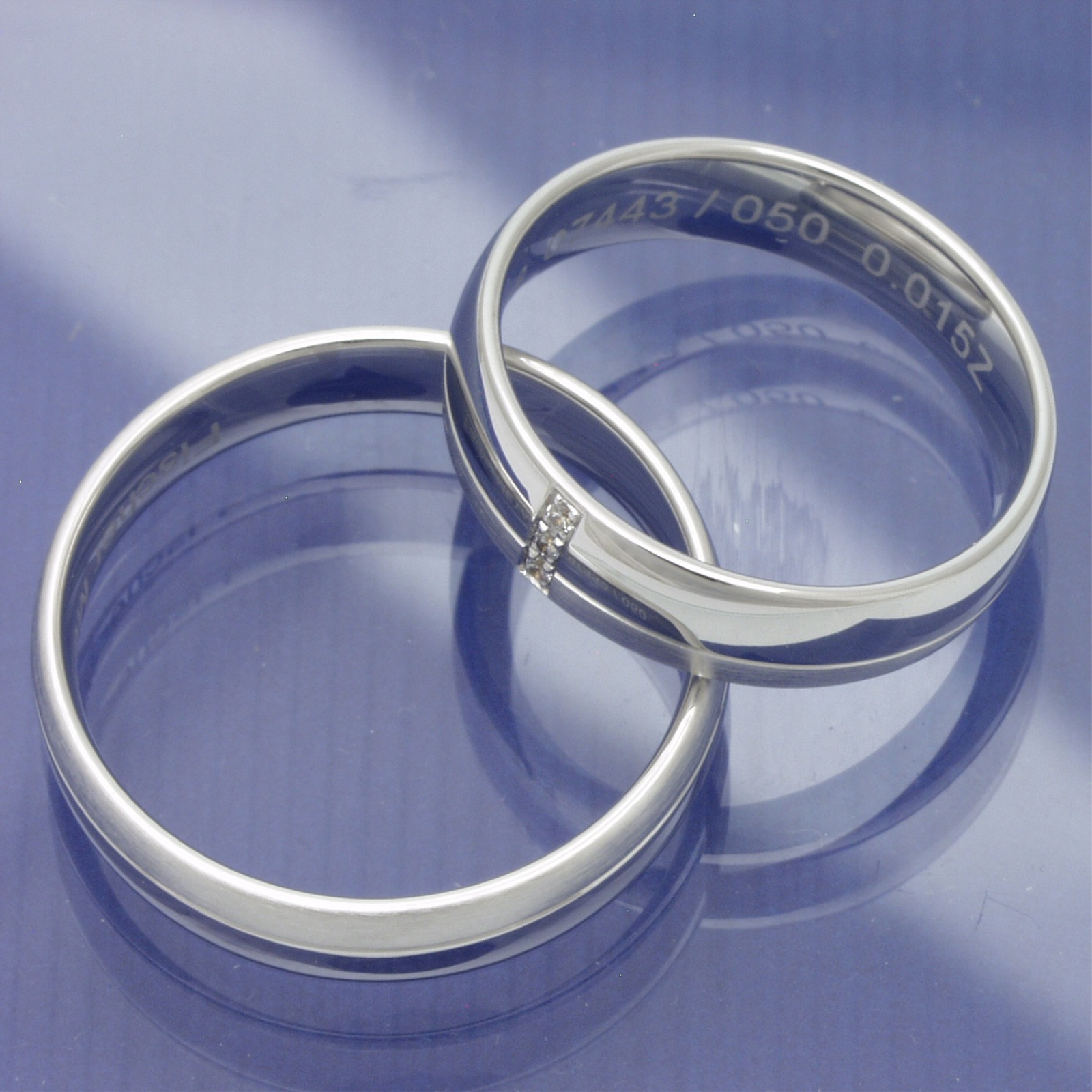 Mattierte und glänzende Trauringe aus 585 Weissgold P4112902