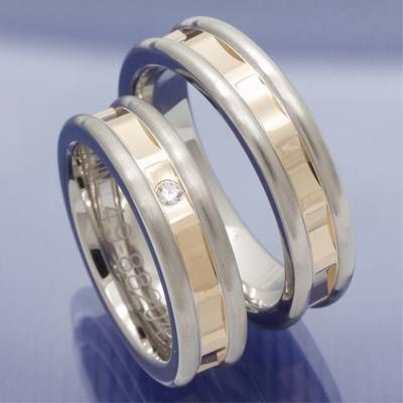 Trendige Trauringe aus Edelstahl und 585 Rotgold P5118555