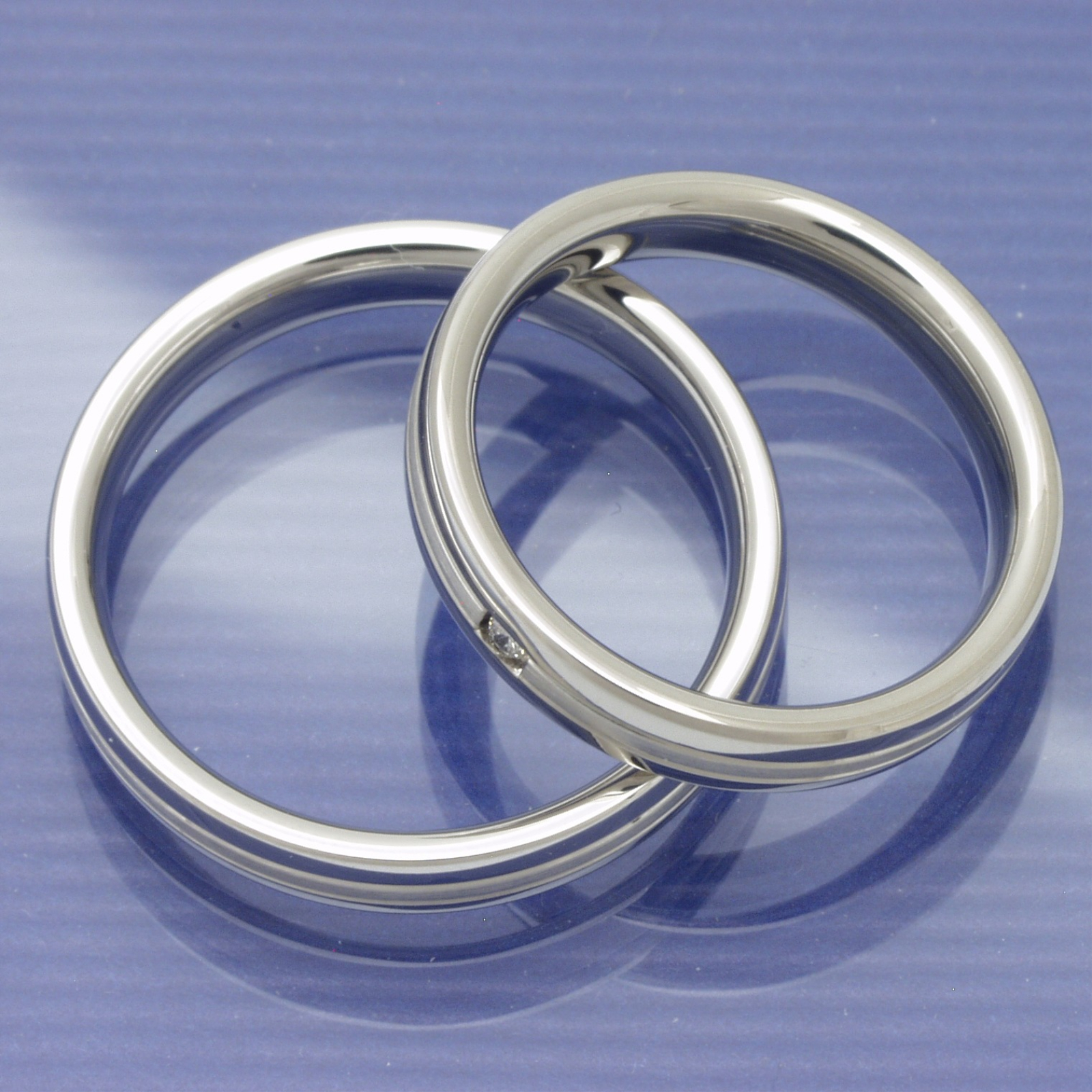 Trauringe aus platiniertem Silber mit einem Brillant P9043080