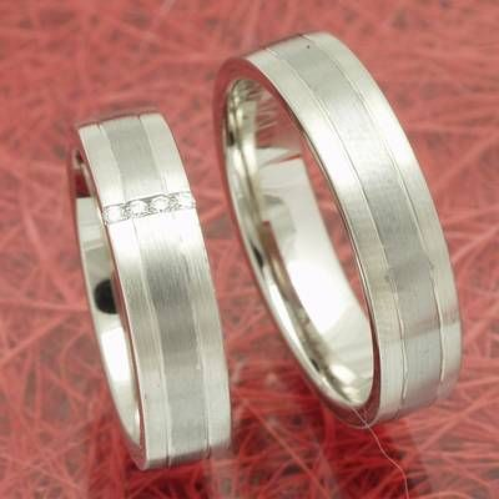 Trauringe aus zwei verschiedenen 585 Weißgoldlegierungen SW411