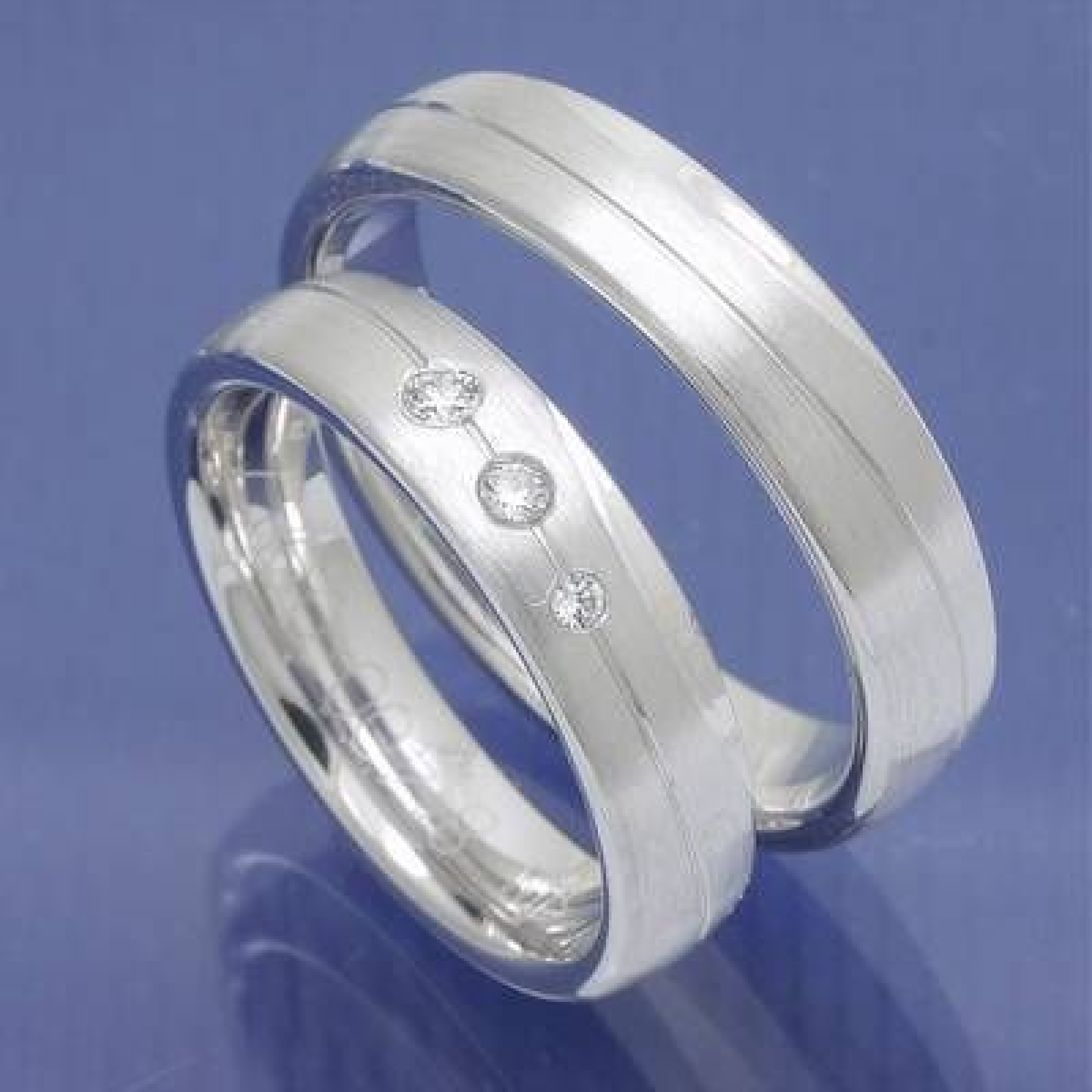 mattierte Trauringe aus 585 Weissgold mit Brillanten PA088104