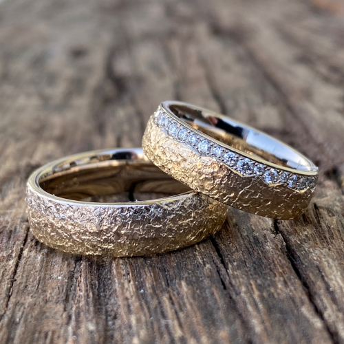 Sonnenlicht Trauringe mit Hammerschlag Oberfläche