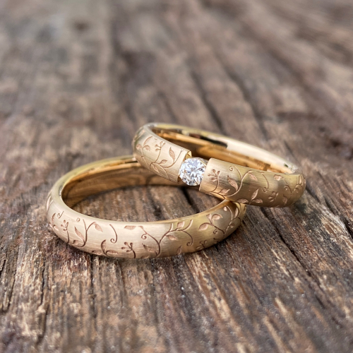 Schmale ausgefallene Eheringe aus 585 Apricotgold