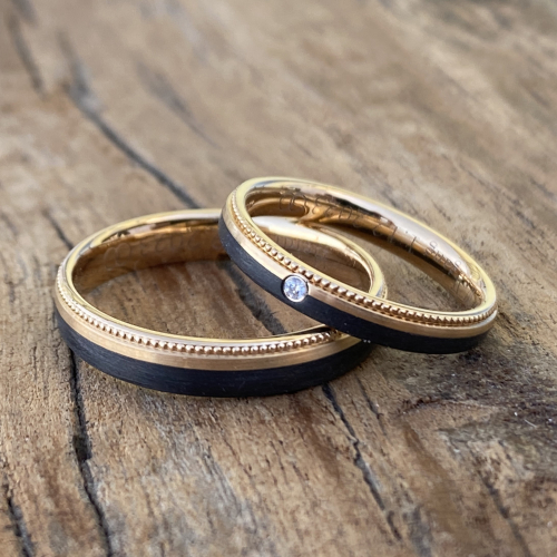 Schmale 585 Apricotgold Carbon Trauringe