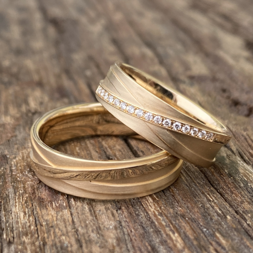 Eheringe aus Aprikotgold mit Brillantstreifen