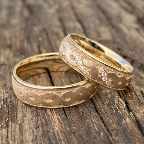 Eheringe aus Apricotgold mit Unendlichkeitsmuster