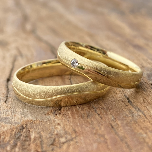 Eheringe aus 375 Gelbgold mit Glanz- und Eismatt-Finish