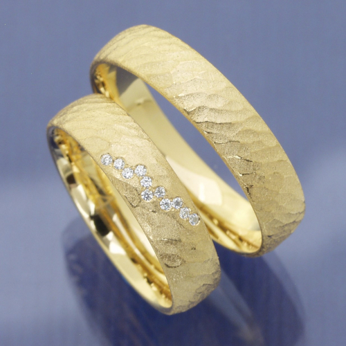 Eheringe aus Haselnussgold