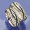 Kreuzende Eleganz: Graugold-Ringe mit Carbonstreifen und Diamantbesatz