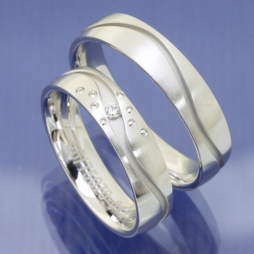 Eleganz im Doppelpack: Weißgold-Trauringe mit Brillantbesatz 0,040 ct W/SI