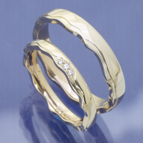 585 Haselnussgold Trauringe mit Krönchen Einkerbungen und Brillanten
