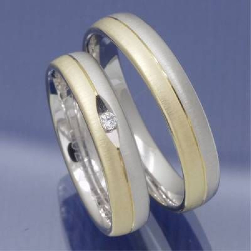 Trauringe aus 585 Gelbgold und Weissgold mit BrillantP4037695
