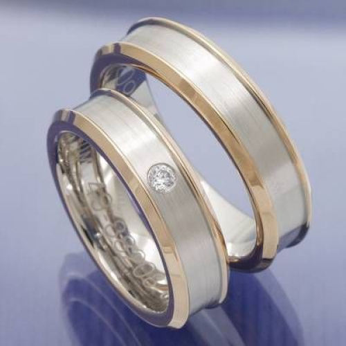 Moderne Trauringe aus Edelstahl und 585 Rotgold P5118551